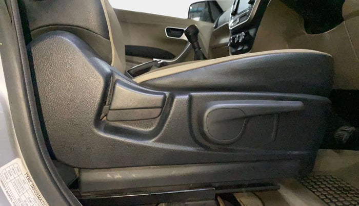 2018 Mahindra TUV300 T10 DUAL TONE, Diesel, Manual, 67,348 km, Driver Side Adjustment Panel