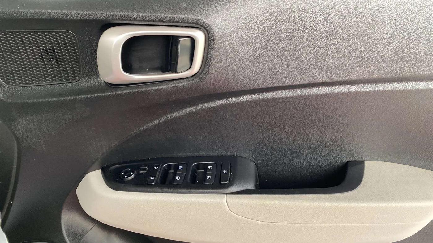 2022 Hyundai VENUE S(O) 1.2, Petrol, Manual, 33,430 km, Driver Side Door Panels Control