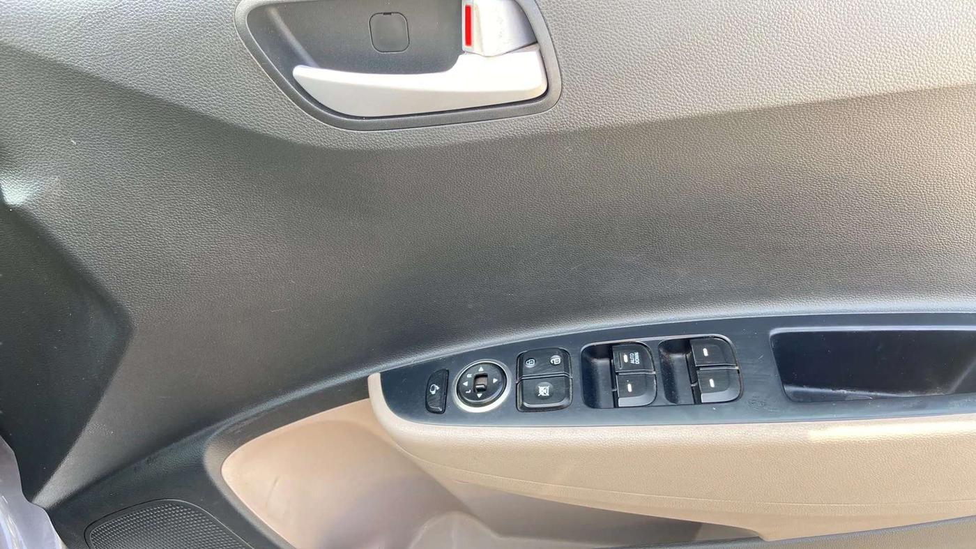 2017 Hyundai Grand i10 SPORTZ (O) 1.2 KAPPA VTVT, Petrol, Manual, 47,301 km, Driver Side Door Panels Control