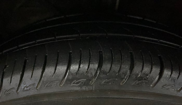 2021 Maruti Baleno DELTA PETROL 1.2, CNG, Manual, 76,955 km, Left Front Tyre Tread