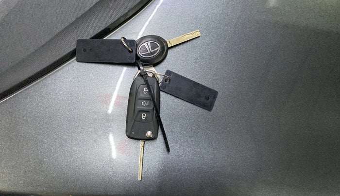 2024 Tata Tiago XT RHYTHM PETROL, Petrol, Manual, 1,183 km, Key Close Up