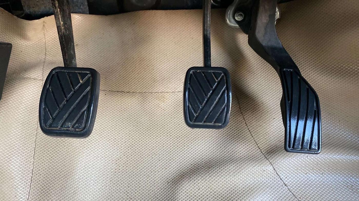 2016 Maruti Swift ZXI, Petrol, Manual, 1,18,631 km, Pedals