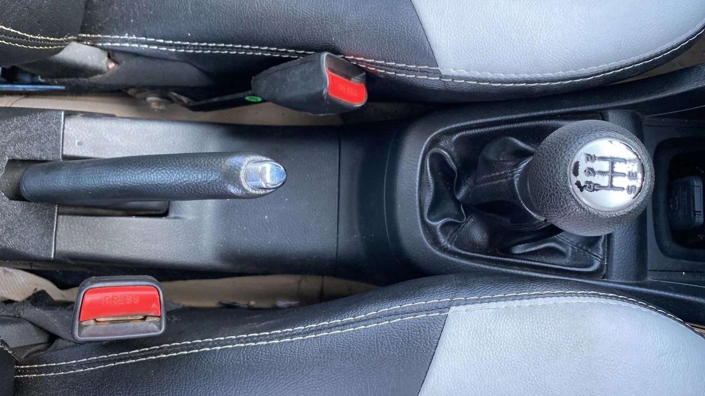 2016 Maruti Swift ZXI, Petrol, Manual, 1,18,631 km, Gear Lever