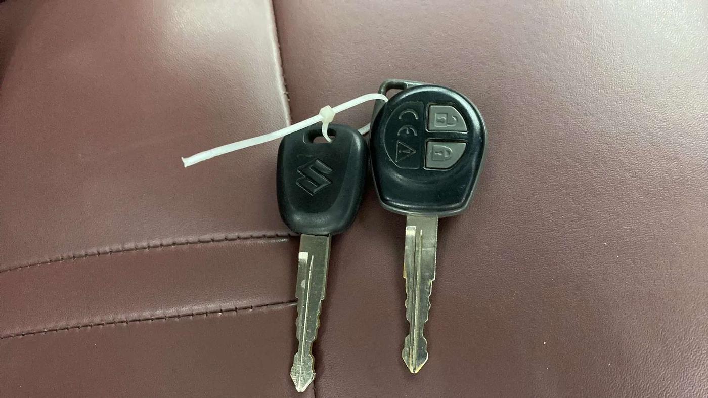 2022 Maruti Swift VXI AMT, Petrol, Automatic, 43,618 km, Key Close Up