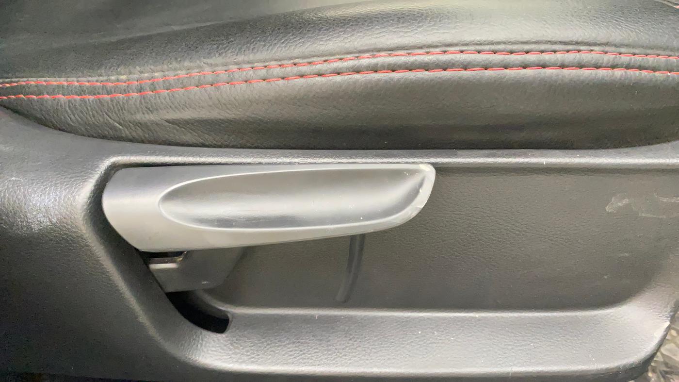 2017 Volkswagen Polo COMFORTLINE 1.2L, Petrol, Manual, 53,810 km, Driver Side Adjustment Panel