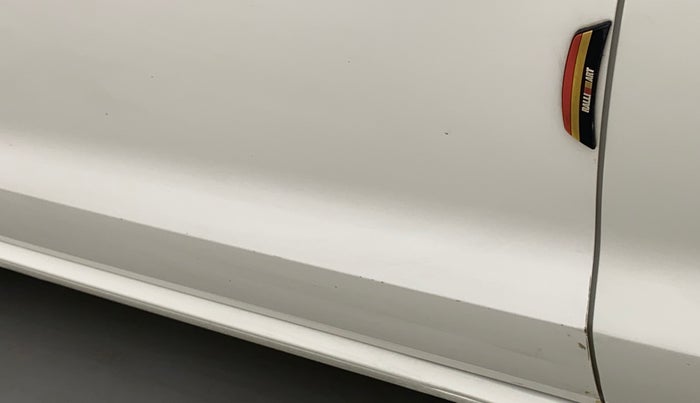 2017 Volkswagen Polo COMFORTLINE 1.2L, Petrol, Manual, 53,810 km, Front passenger door - Minor scratches