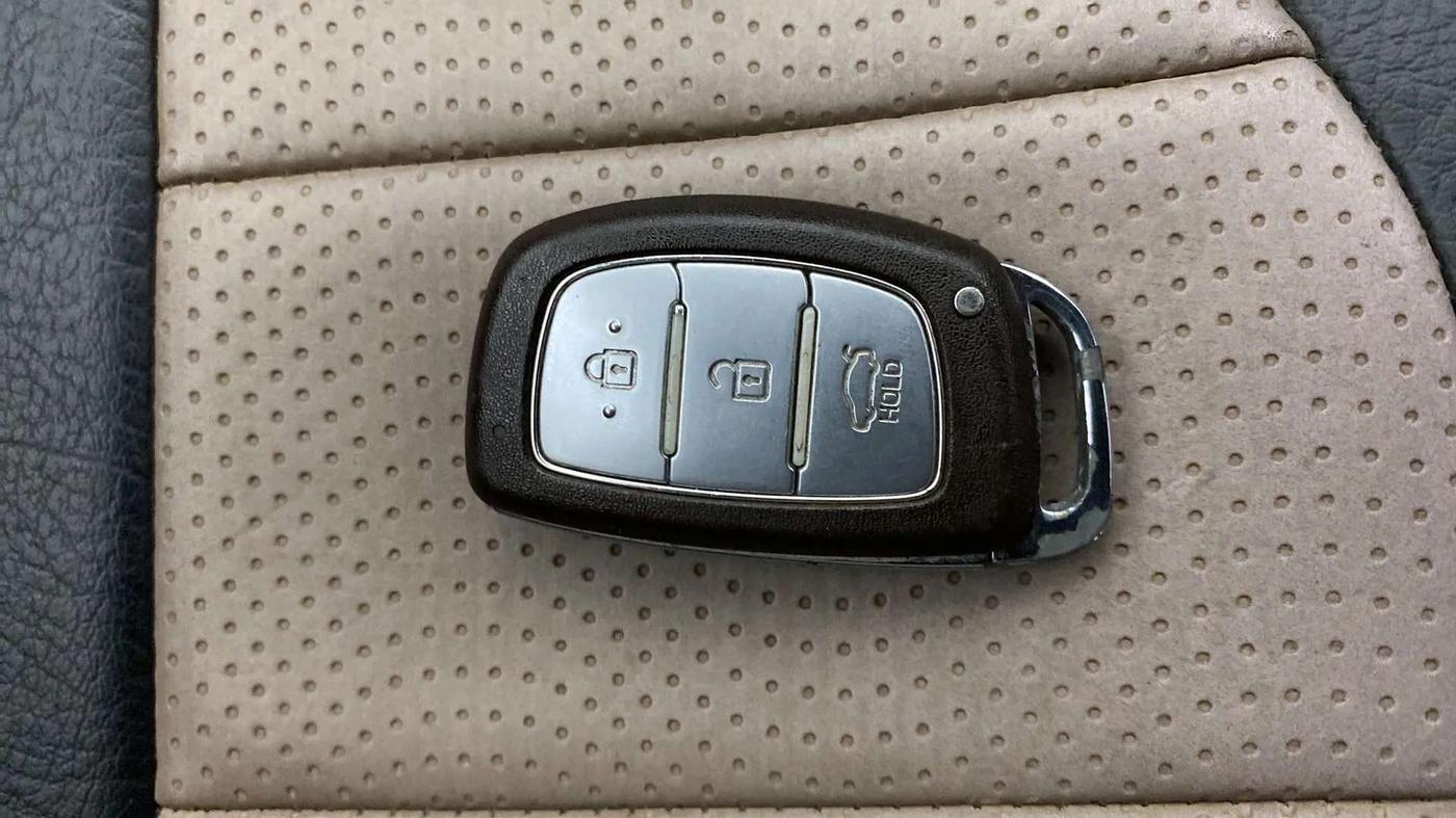 2014 Hyundai Grand i10 ASTA AT 1.2 KAPPA VTVT, Petrol, Automatic, 49,616 km, Key Close Up