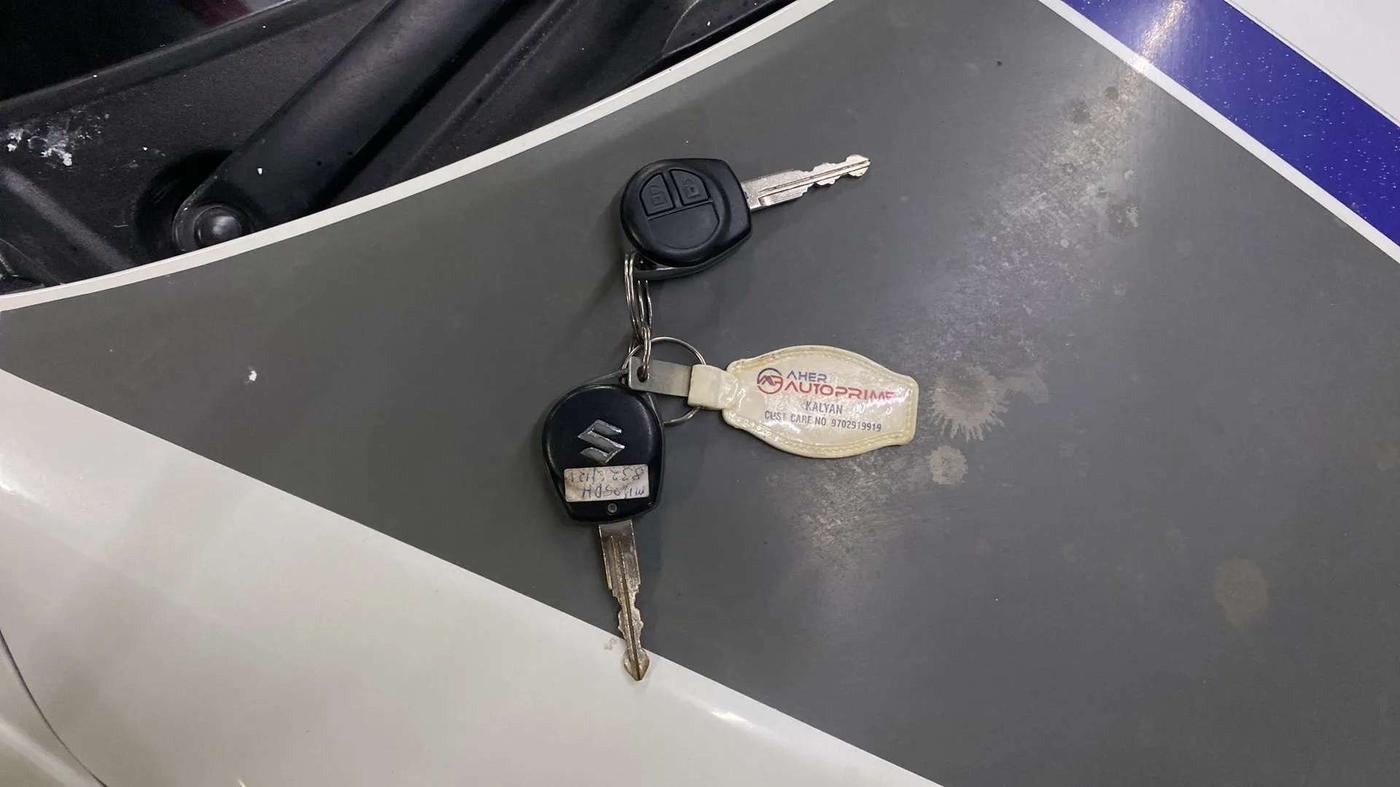 2017 Maruti Swift VXI, Petrol, Manual, 24,759 km, Key Close Up