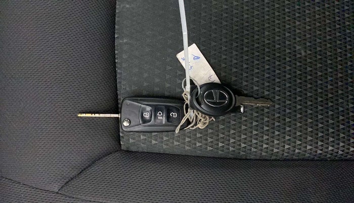 2016 Tata Tiago XZ PETROL, Petrol, Manual, 79,423 km, Key Close Up