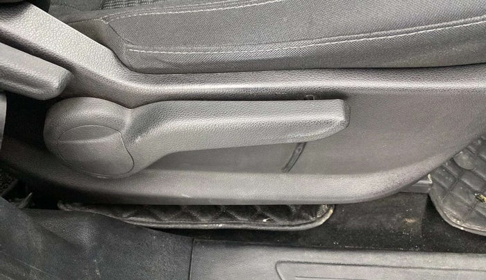 2022 Mahindra XUV700 AX 5 P AT 5 STR, Petrol, Automatic, 6,966 km, Driver Side Adjustment Panel