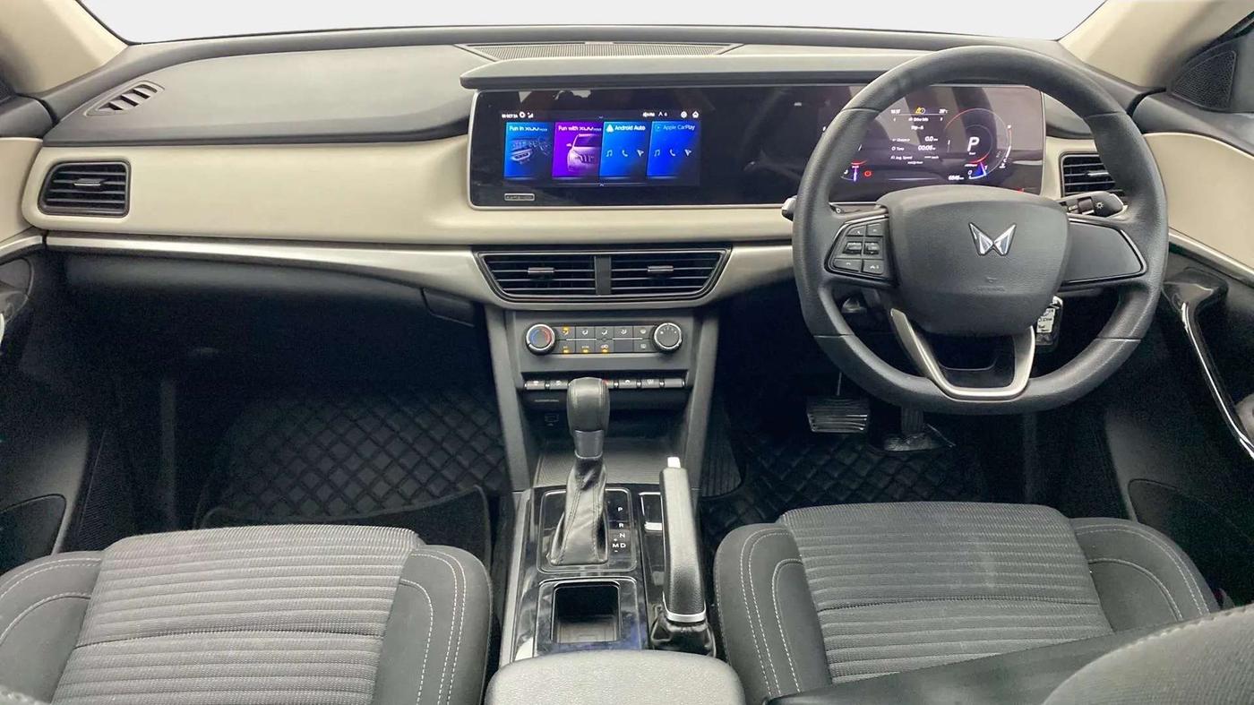 2022 Mahindra XUV700 AX 5 P AT 5 STR, Petrol, Automatic, 6,966 km, Dashboard