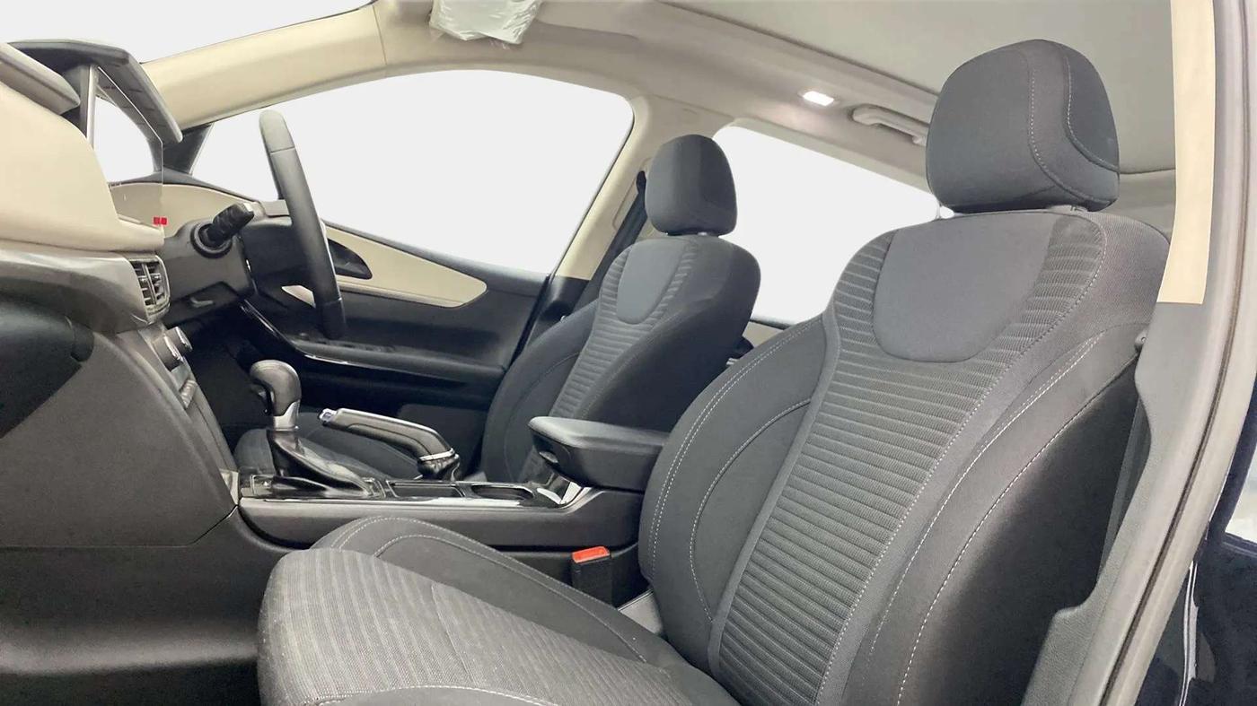 2022 Mahindra XUV700 AX 5 P AT 5 STR, Petrol, Automatic, 6,966 km, Right Side Front Door Cabin