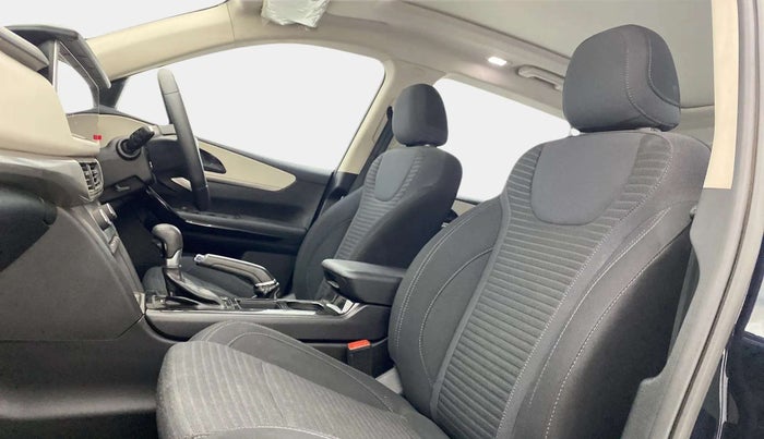 2022 Mahindra XUV700 AX 5 P AT 5 STR, Petrol, Automatic, 6,966 km, Right Side Front Door Cabin