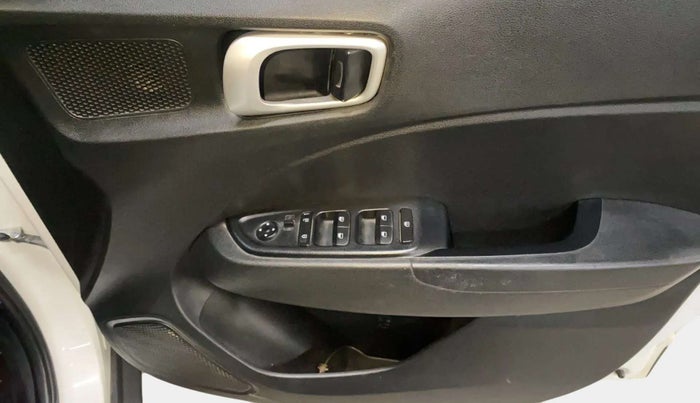 2020 Hyundai VENUE S 1.2, Petrol, Manual, 67,244 km, Driver Side Door Panels Control