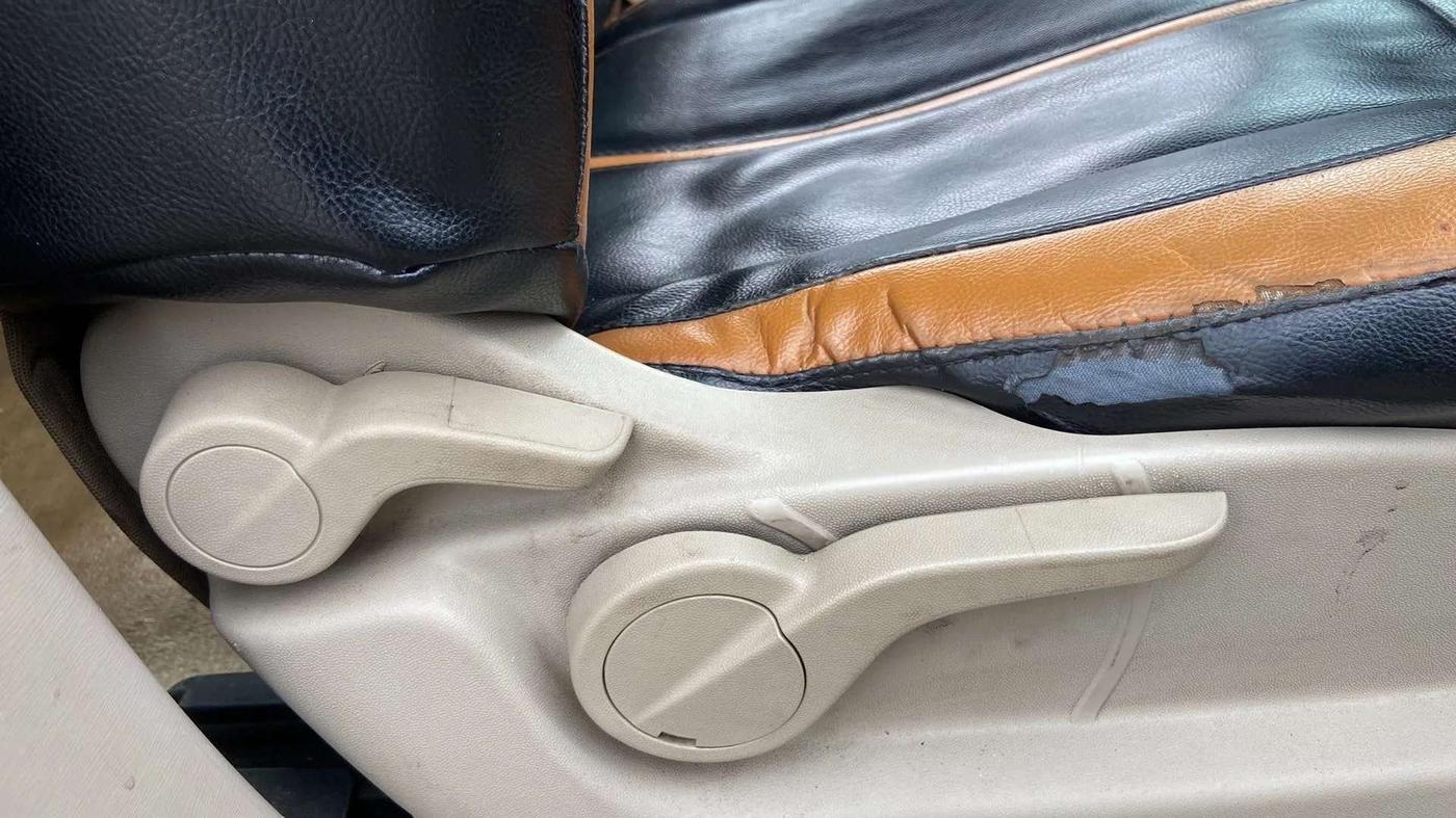 2017 Mahindra XUV500 W9, Diesel, Manual, 81,791 km, Driver Side Adjustment Panel