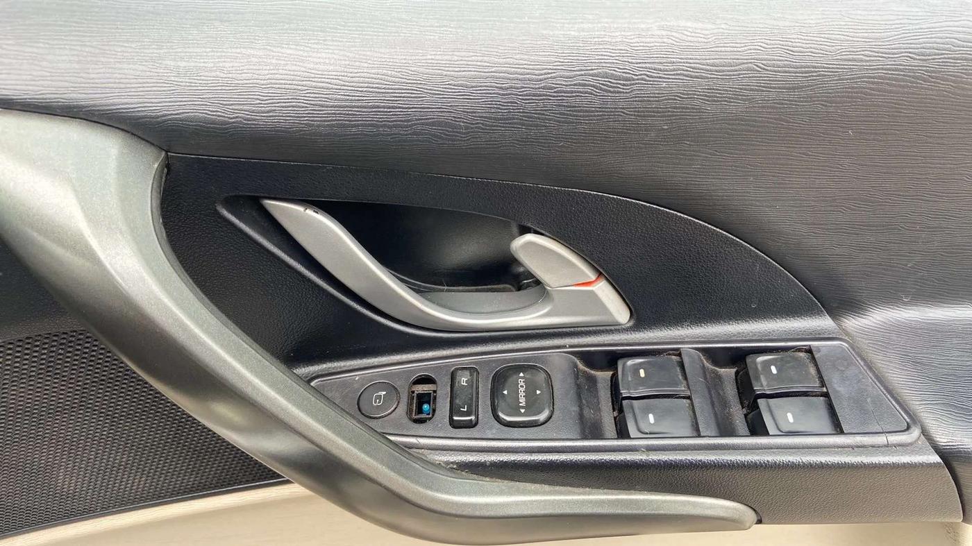 2017 Mahindra XUV500 W9, Diesel, Manual, 81,791 km, Driver Side Door Panels Control