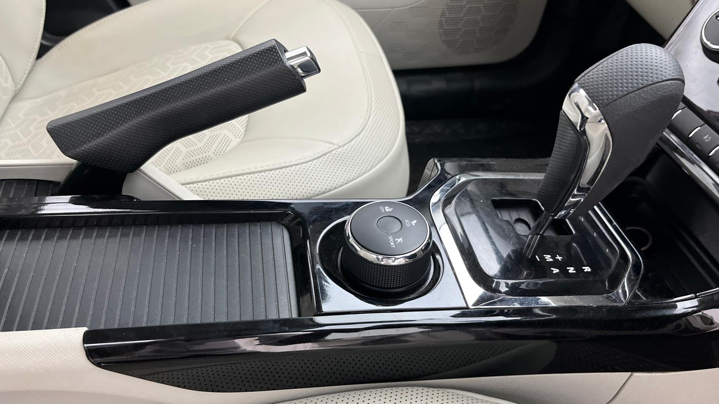 2022 Tata NEXON XZA PLUS (PREMIUM) PETROL, Petrol, Automatic, 42,535 km, Gear Lever