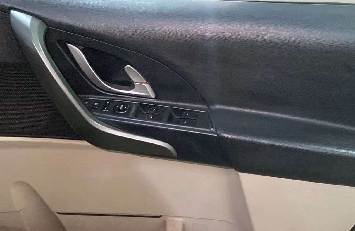 2018 Mahindra XUV500 W6, Diesel, Manual, 68,671 km, Driver Side Door Panels Control