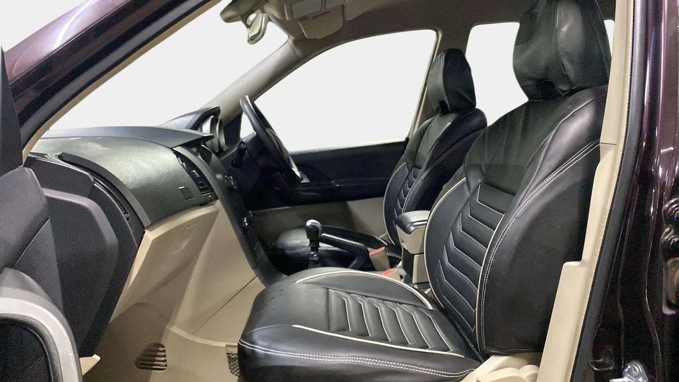 2018 Mahindra XUV500 W6, Diesel, Manual, 68,671 km, Right Side Front Door Cabin