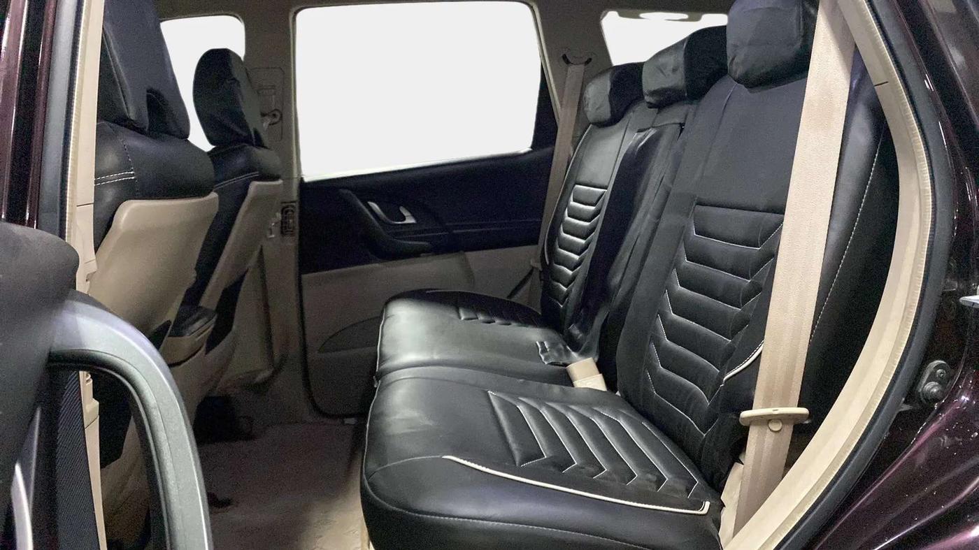 2018 Mahindra XUV500 W6, Diesel, Manual, 68,671 km, Right Side Rear Door Cabin