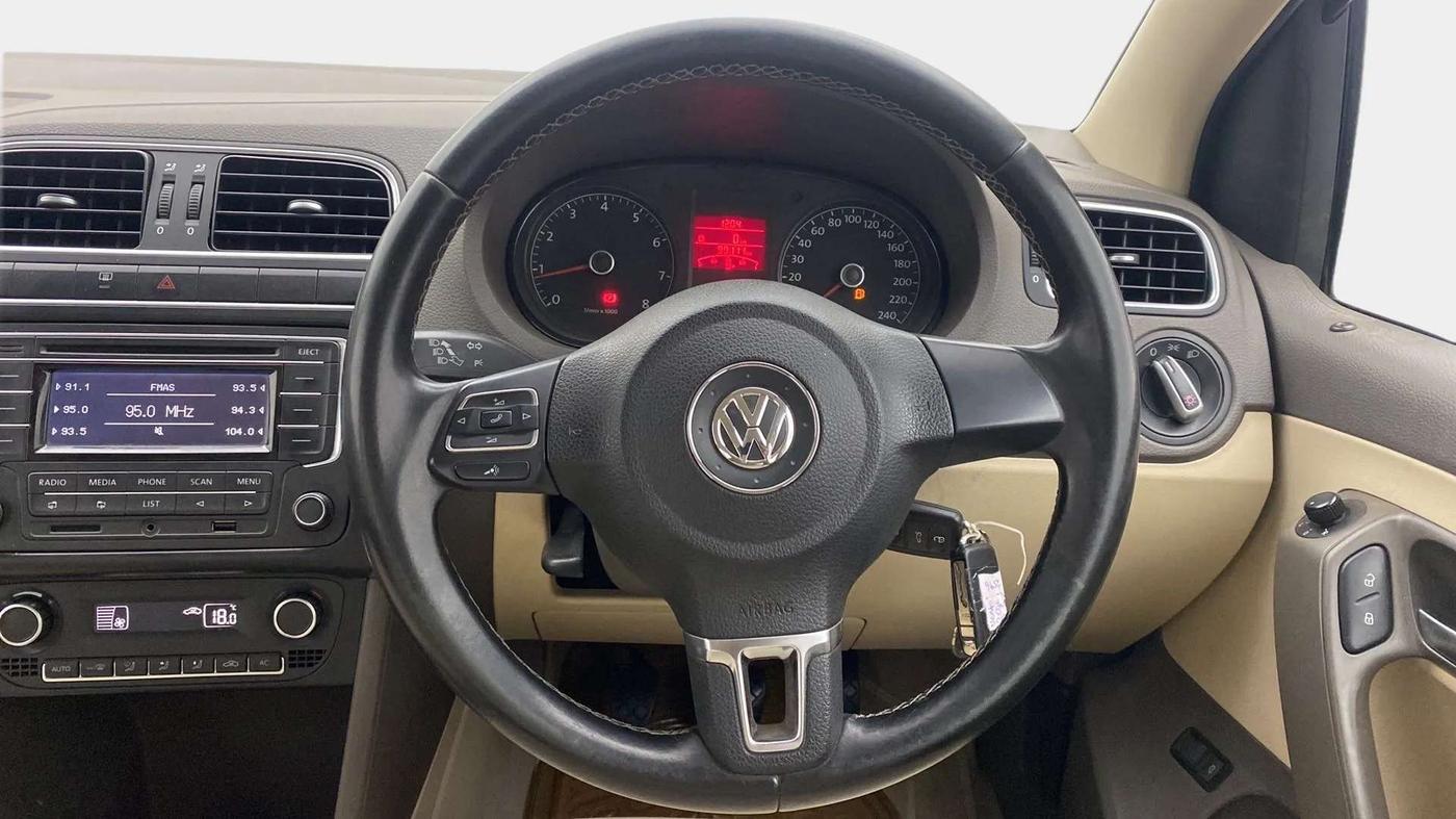 2013 Volkswagen Vento HIGHLINE 1.6 MPI, Petrol, Manual, 99,452 km, Steering Wheel Close Up