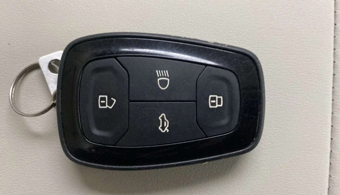2023 Tata NEXON XZ PLUS LUX SUNROOF DUAL TONE PETROL, Petrol, Manual, 12,351 km, Key Close Up