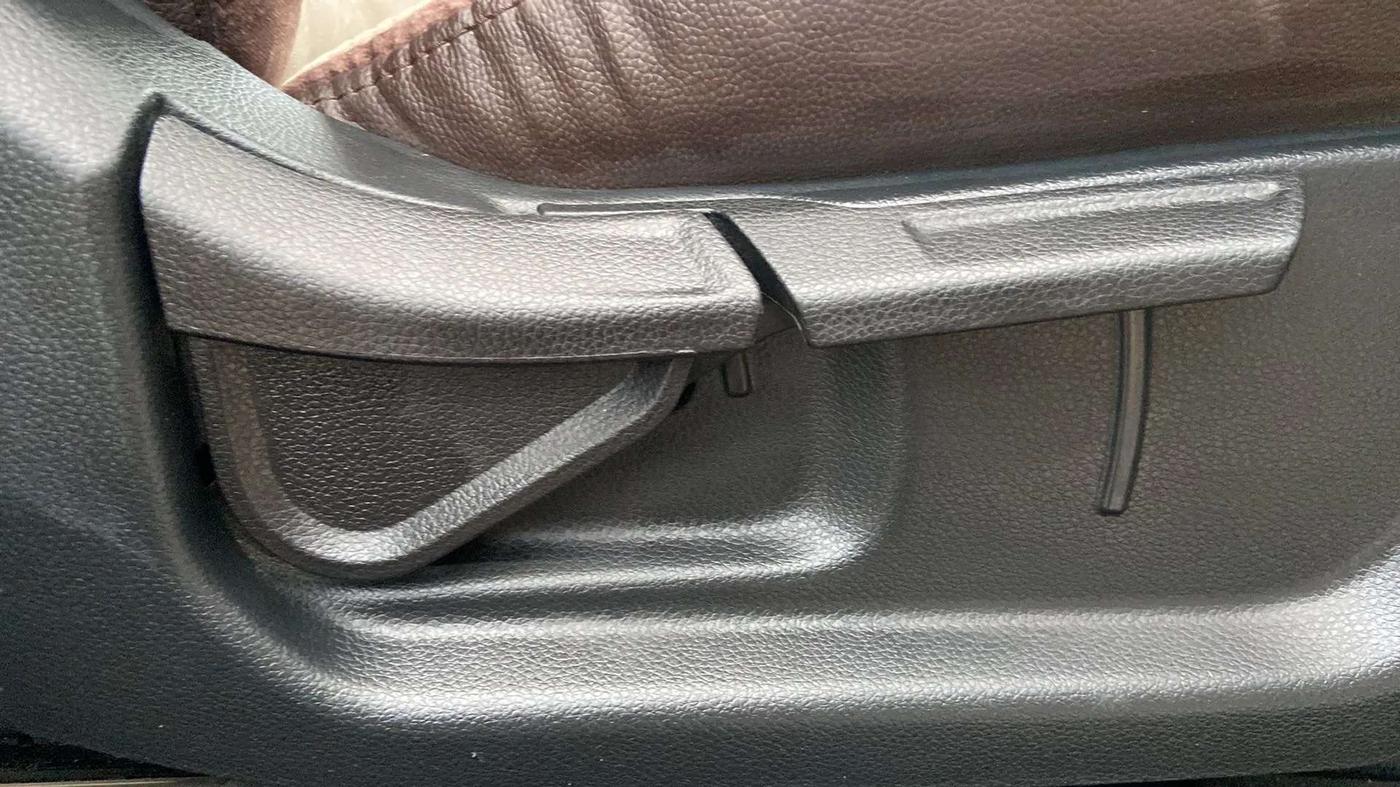 2022 KIA SONET HTX ANNIVERSARY EDITION 1.5, Diesel, Manual, 60,511 km, Driver Side Adjustment Panel