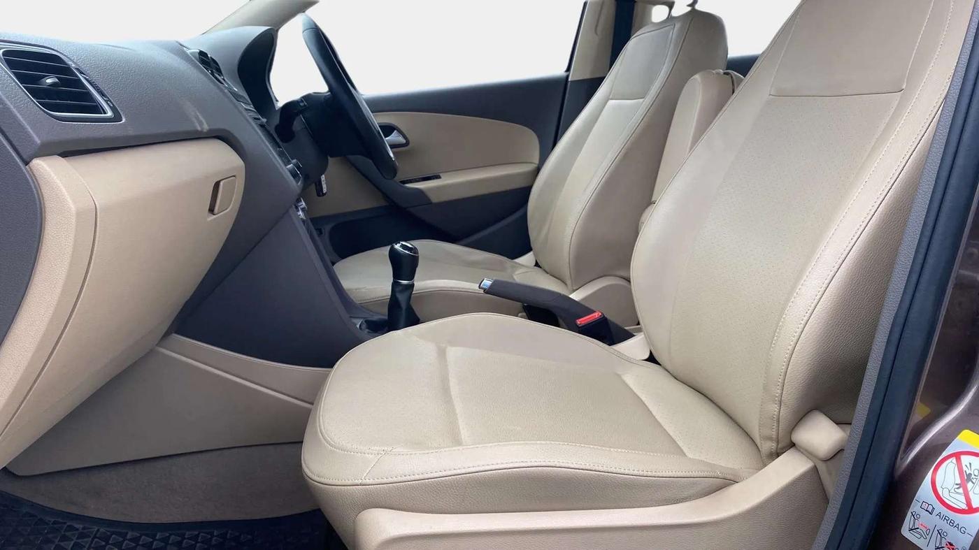 2015 Volkswagen Vento HIGHLINE 1.6 MPI, Petrol, Manual, 11,064 km, Right Side Front Door Cabin