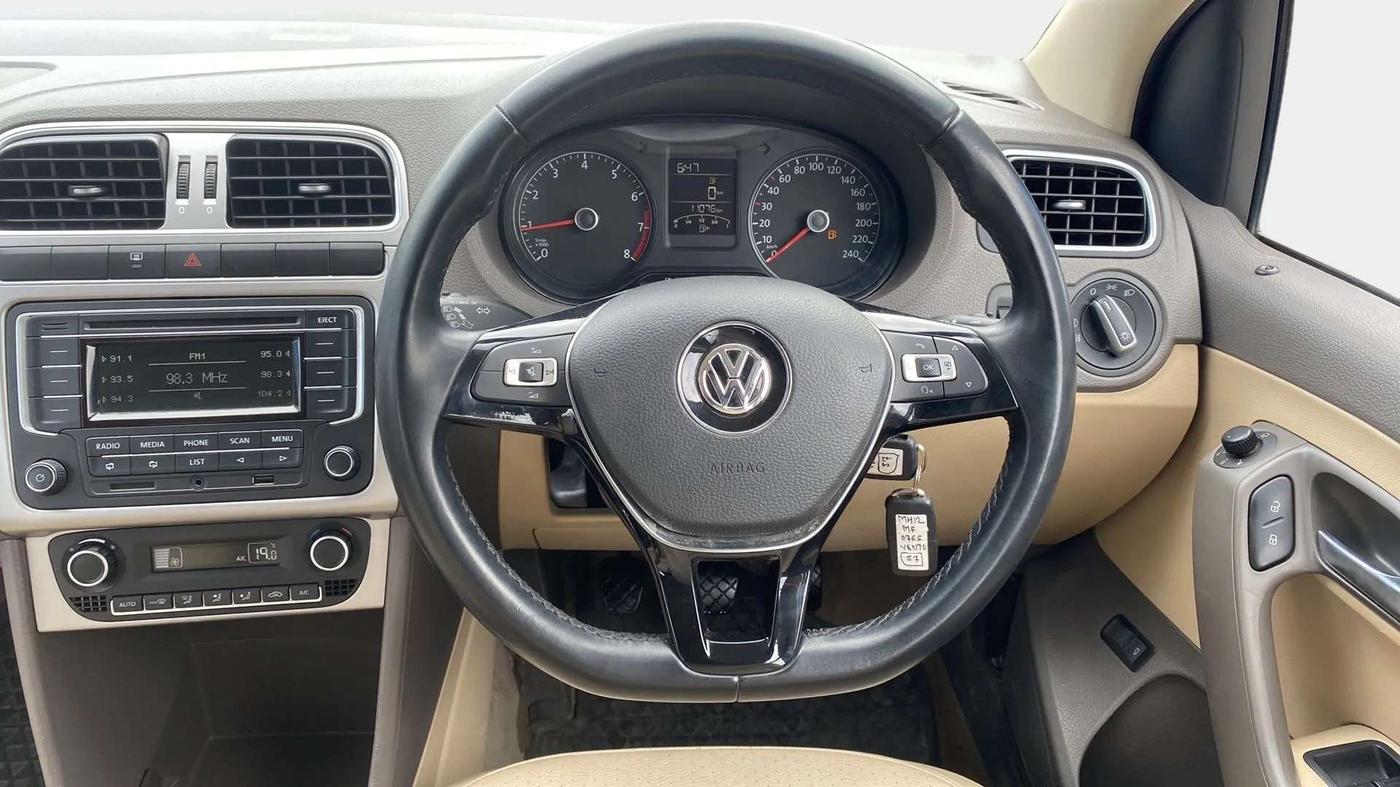 2015 Volkswagen Vento HIGHLINE 1.6 MPI, Petrol, Manual, 11,064 km, Steering Wheel Close Up