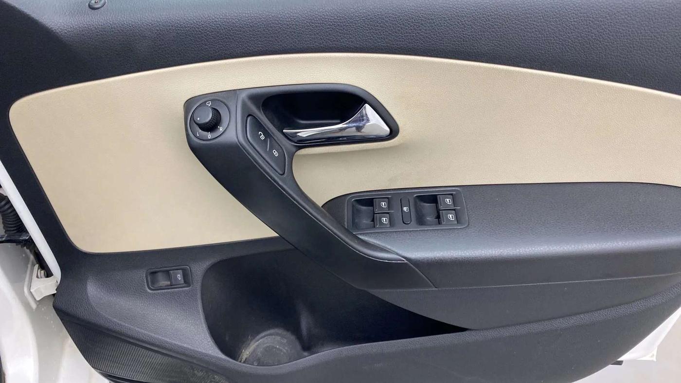 2019 Skoda Rapid STYLE 1.6 MPI AT, Petrol, Automatic, 48,873 km, Driver Side Door Panels Control
