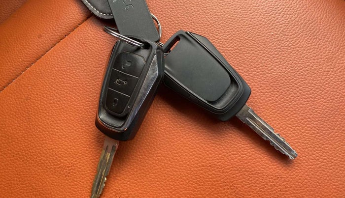 2017 Mahindra Kuv100 K6 PLUS D 6 STR, Diesel, Manual, 88,936 km, Key Close Up