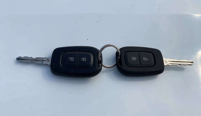 2021 Nissan MAGNITE XL, Petrol, Manual, 39,586 km, Key Close Up