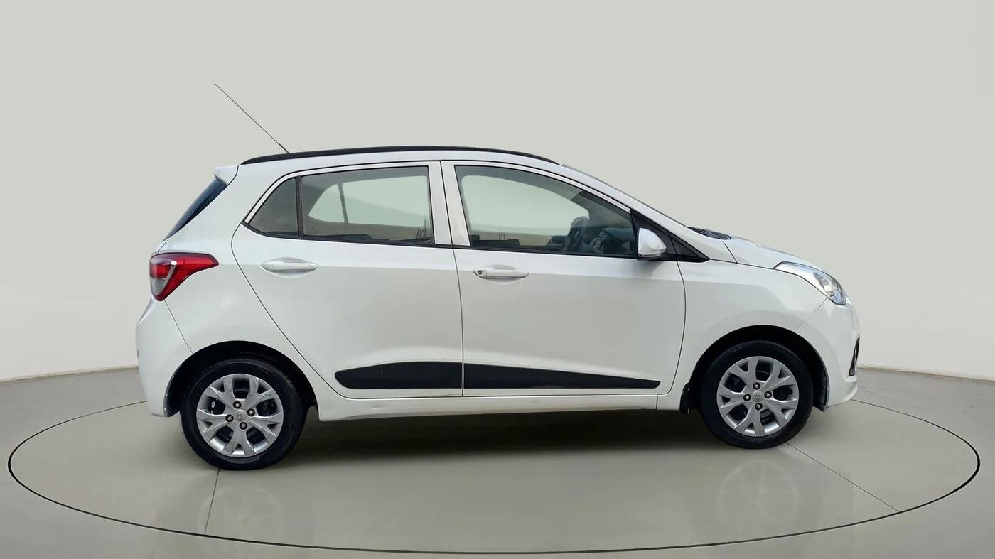 2016 Hyundai Grand i10 SPORTZ 1.2 KAPPA VTVT, Petrol, Manual, 31,700 km, Right Side View