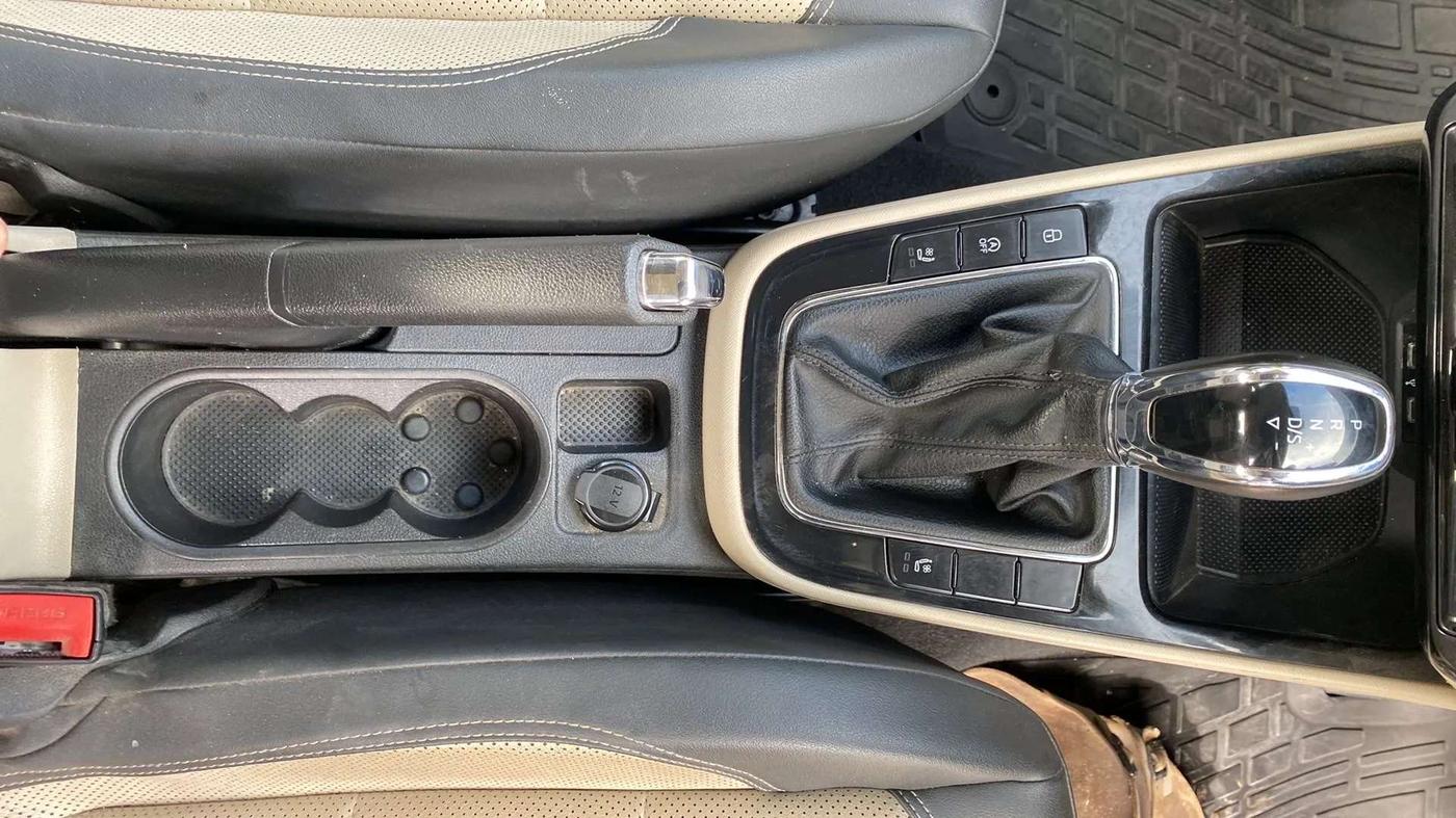 2022 Skoda SLAVIA STYLE 1.0L TSI AT, Petrol, Automatic, 20,665 km, Gear Lever