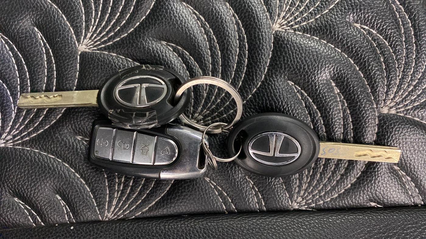 2021 Tata ALTROZ XE PETROL, Petrol, Manual, 38,551 km, Key Close Up
