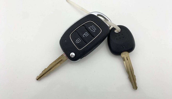 2021 Hyundai VENUE S 1.2, Petrol, Manual, 14,603 km, Key Close Up