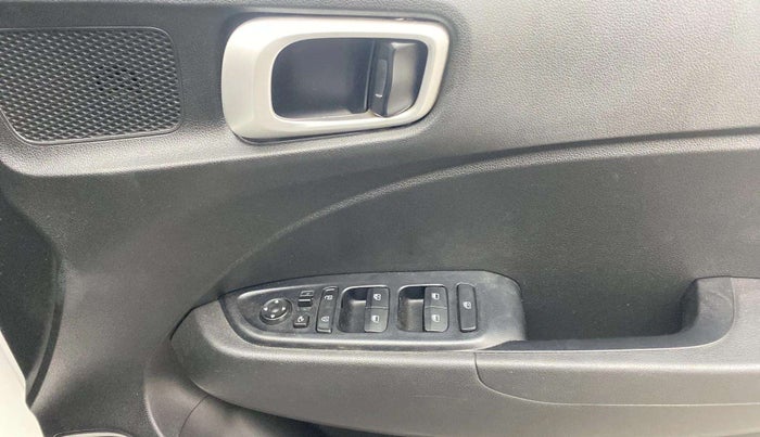 2022 Hyundai VENUE S+ 1.2, Petrol, Manual, 33,137 km, Driver Side Door Panels Control