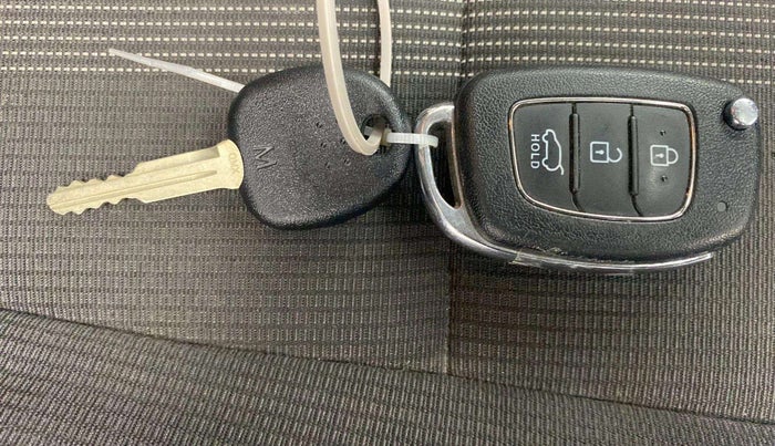 2022 Hyundai VENUE S+ 1.2, Petrol, Manual, 33,137 km, Key Close Up