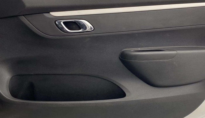 2022 Renault Kwid CLIMBER MT 1.0, Petrol, Manual, 17,507 km, Driver Side Door Panels Control