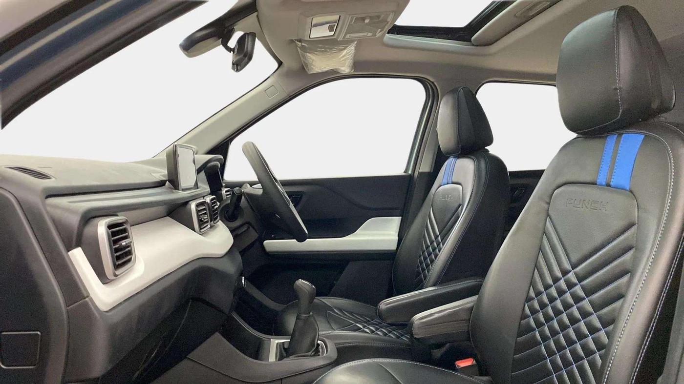 2024 Tata PUNCH ACCOMPLISHED SUNROOF MT, Petrol, Manual, 8,519 km, Right Side Front Door Cabin