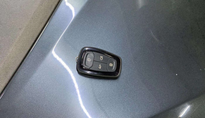 2020 Tata ALTROZ XZ PETROL, Petrol, Manual, 17,935 km, Key Close Up