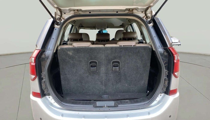 2018 Mahindra XUV500 W5, Diesel, Manual, 48,839 km, Boot Inside