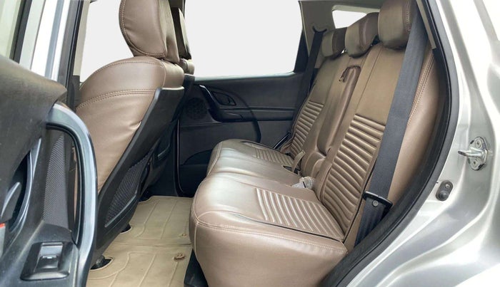 2018 Mahindra XUV500 W5, Diesel, Manual, 48,839 km, Right Side Rear Door Cabin