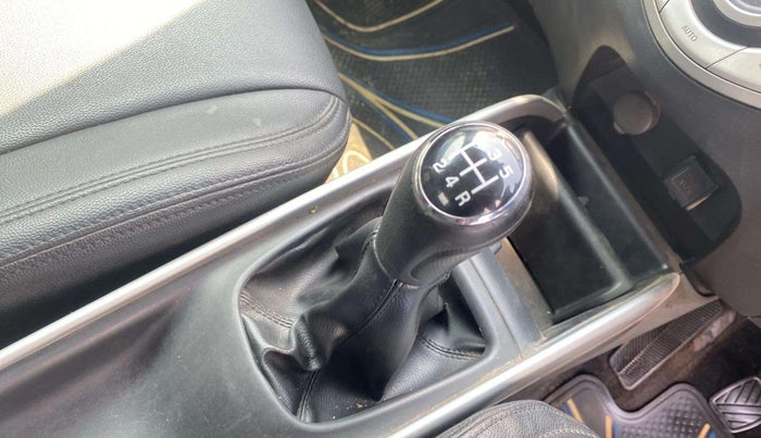 2017 Maruti Baleno ALPHA PETROL 1.2, Petrol, Manual, 49,415 km, Gear lever - Knob has minor damage