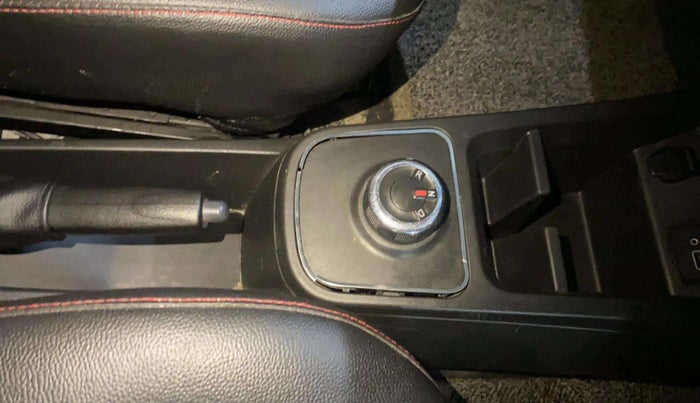 2020 Renault Kwid RXT 1.0 AMT (O), Petrol, Automatic, 45,774 km, Gear lever - Knob has minor damage