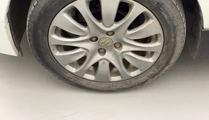 2016 Maruti Baleno ZETA CVT PETROL 1.2, Petrol, Automatic, 74,302 km, Left front tyre - Minor crack