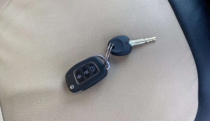 2017 Hyundai Xcent S 1.2, Petrol, Manual, 42,418 km, Key Close Up