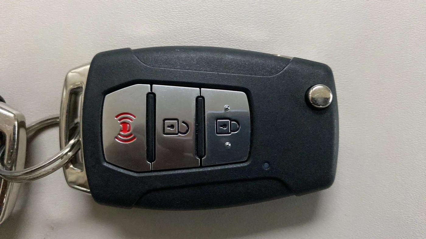 2019 Mahindra XUV300 W8 1.2 PETROL, Petrol, Manual, 15,417 km, Key Close Up