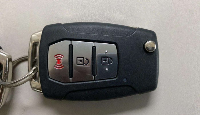 2019 Mahindra XUV300 W8 1.2 PETROL, Petrol, Manual, 15,417 km, Key Close Up