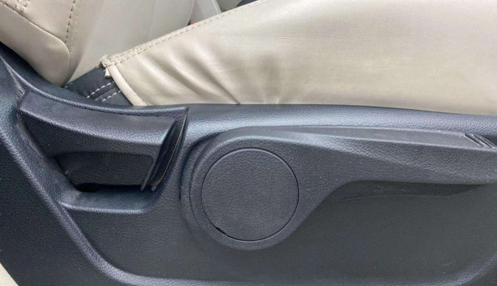 2019 Mahindra XUV300 W8 1.2 PETROL, Petrol, Manual, 15,417 km, Driver Side Adjustment Panel